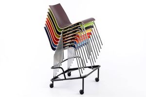 Auf dem Transportwagen lassen sich die Stühle  auch Einlagern